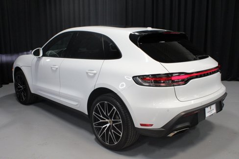 Certified 2024 Porsche Macan image 3