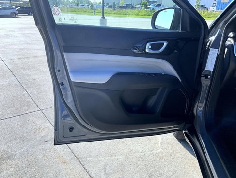 Used 2023 Jeep Compass Limited image 10