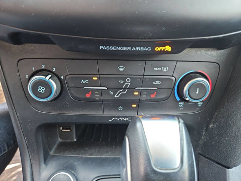 Used 2015 Ford Focus SE w/ SE Sport Package image 26