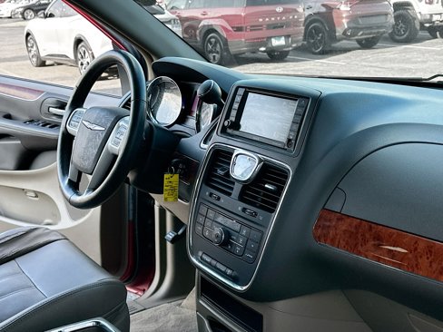 Used 2014 Chrysler Town & Country Touring w/ Driver Convenience Group image 5