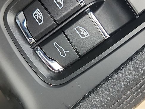 Used 2025 Porsche Macan image 26