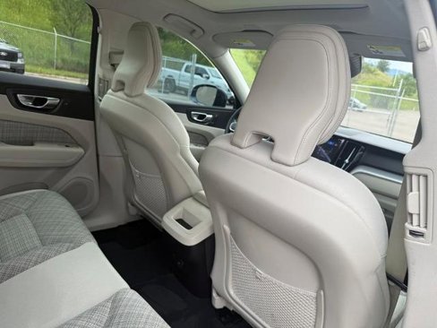 Used 2022 Volvo XC60 B5 Momentum image 24