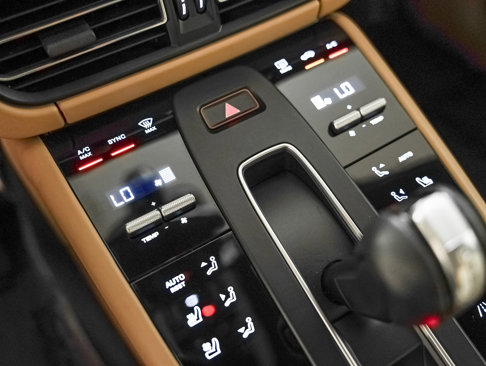 Certified 2023 Porsche Macan Turbo image 21