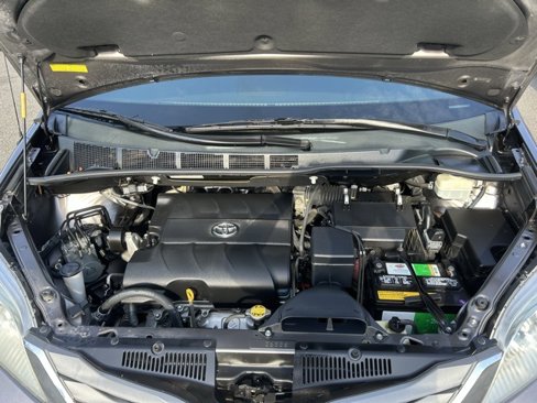 Used 2012 Toyota Sienna XLE image 27