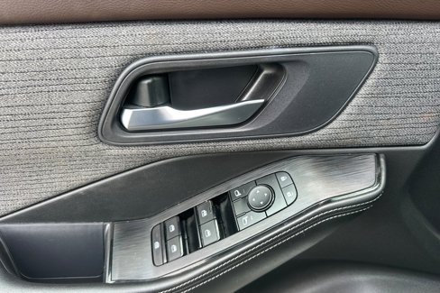 Used 2022 Nissan Rogue SV image 11