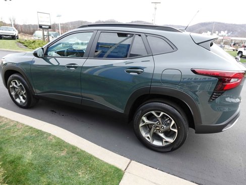 Used 2025 Chevrolet Trax LT w/ LT Convenience Package image 6