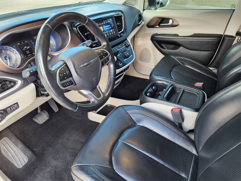Used 2018 Chrysler Pacifica Touring-L image 7