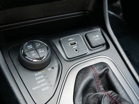 Certified 2019 Jeep Cherokee Trailhawk w/ Cold Weather Group image 22