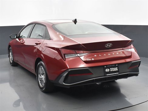 Certified 2025 Hyundai Elantra SE image 5