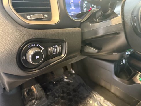 Used 2017 Jeep Renegade Limited image 12