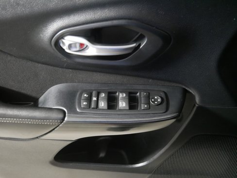 Used 2016 Jeep Cherokee Latitude w/ Cold Weather Group image 19