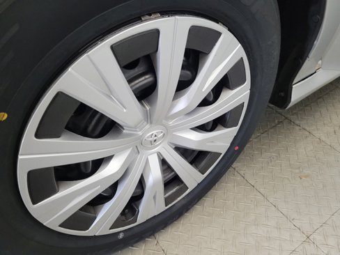 Used 2021 Toyota Camry LE image 31