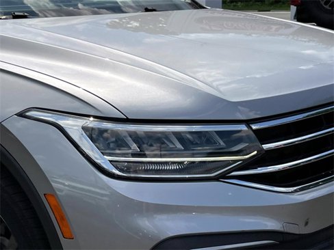 Used 2022 Volkswagen Tiguan SE image 9