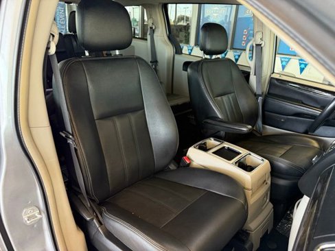 Used 2016 Chrysler Town & Country Touring image 21