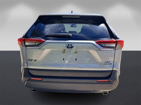 Used 2022 Toyota RAV4 XLE image 4
