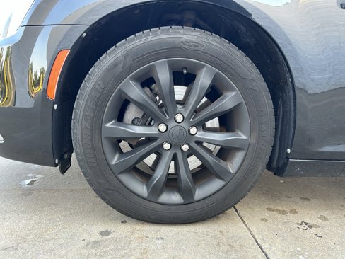 Used 2016 Chrysler 300 C image 11