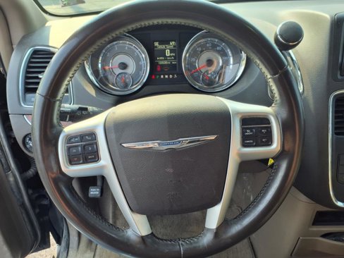 Used 2016 Chrysler Town & Country Touring image 17