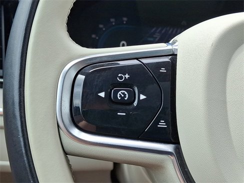 Used 2023 Volvo XC60 B5 Plus image 20