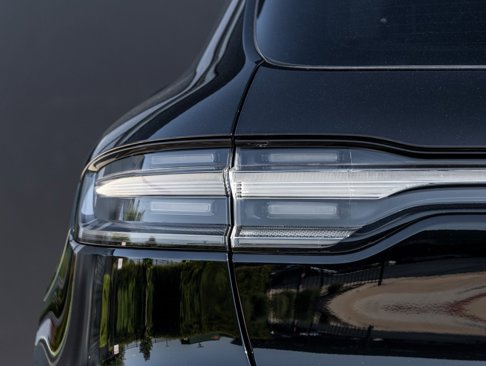 Certified 2023 Porsche Macan image 14