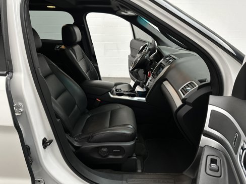 Used 2015 Ford Explorer XLT w/ Equipment Group 202A image 26