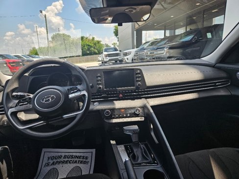 Used 2023 Hyundai Elantra SEL image 17