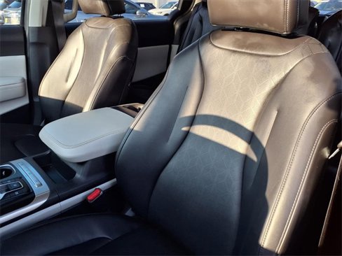 Used 2022 Kia Carnival LX image 6