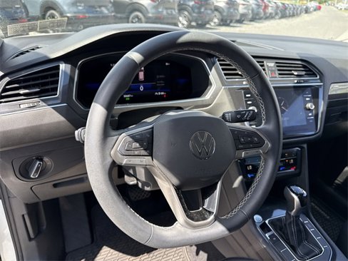 Used 2022 Volkswagen Tiguan SE image 17