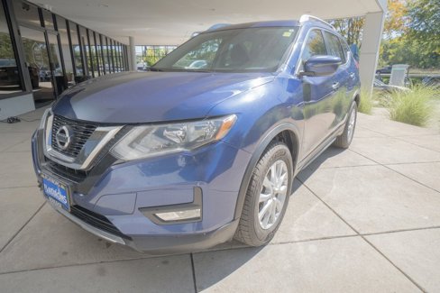 Used 2017 Nissan Rogue SV image 3