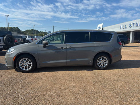 Used 2023 Chrysler Pacifica Touring-L image 2