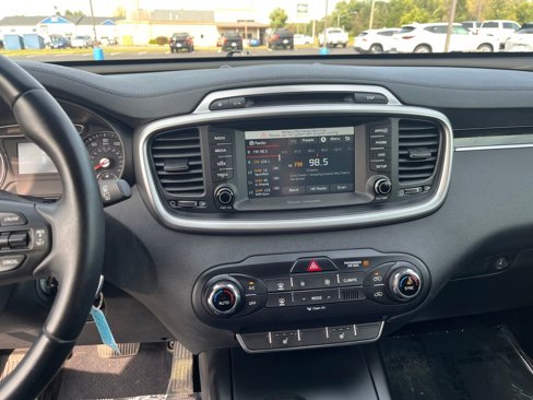 Used 2017 Kia Sorento LX w/ LX Convenience Package image 17