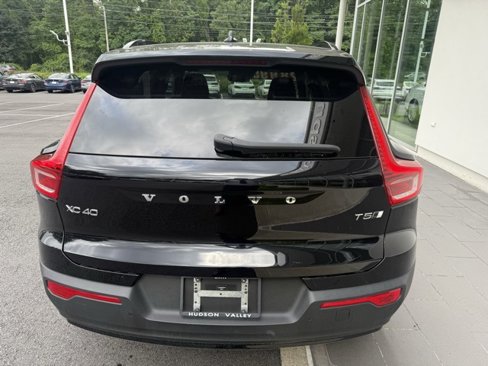 Used 2021 Volvo XC40 T5 R-Design w/ Climate Package image 8
