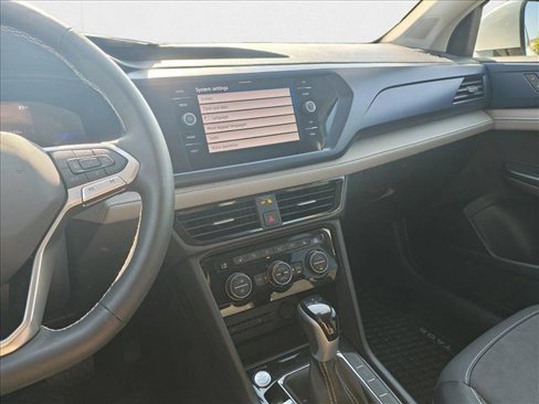 Certified 2024 Volkswagen Taos SE image 15