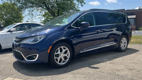 Used 2017 Chrysler Pacifica Touring-L w/ Tire & Wheel Group image 6