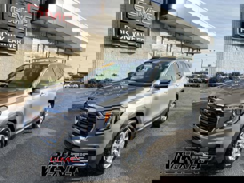 Used 2024 GMC Terrain SLE image 1