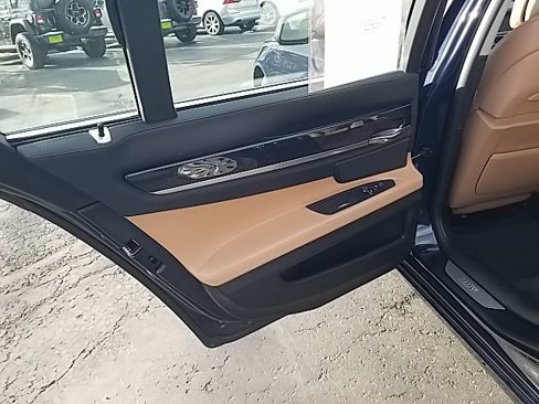 Used 2011 BMW 750i xDrive image 28