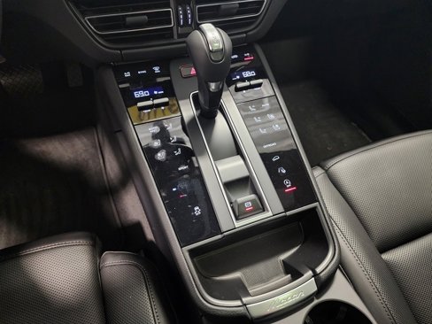 Certified 2025 Porsche Macan image 11