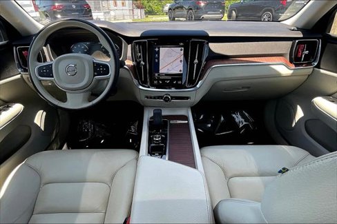 Used 2022 Volvo S60 B5 Momentum image 7