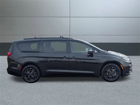 Used 2024 Chrysler Pacifica Premium image 7