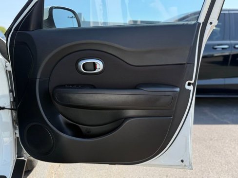 Used 2016 Kia Soul + image 18