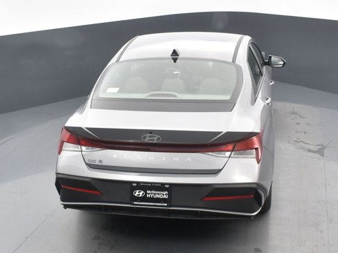 Used 2025 Hyundai Elantra SE image 17
