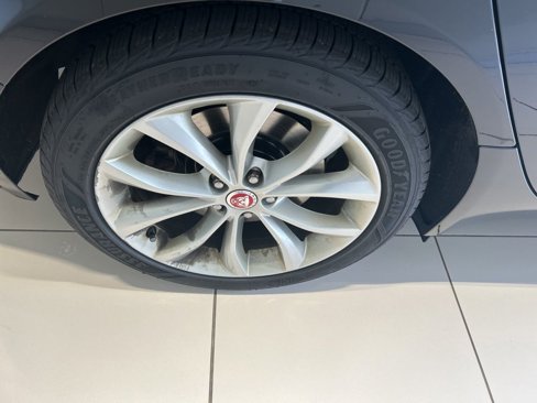 Used 2018 Jaguar XF Premium image 19