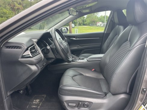 Used 2022 Toyota Camry SE image 3