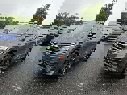 Used 2022 Volkswagen Tiguan SE image 3