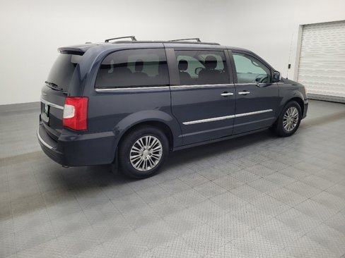Used 2014 Chrysler Town & Country Touring-L w/ Driver Convenience Group image 10