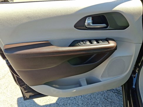 Used 2019 Chrysler Pacifica Touring-L Plus w/ Advanced Safetytec Group image 13