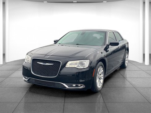 Used 2018 Chrysler 300 Touring L image 3