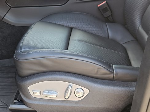 Certified 2025 Porsche Macan Turbo image 24