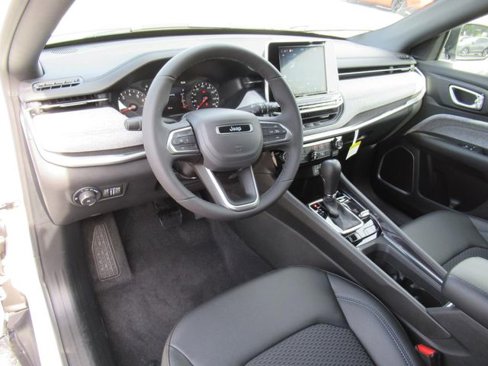 New 2025 Jeep Compass Latitude w/ Mopar Graphics Package image 15
