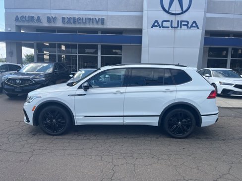 Used 2022 Volkswagen Tiguan SE R-Line image 4