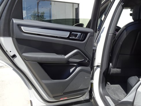 Used 2023 Porsche Cayenne Platinum Edition image 18